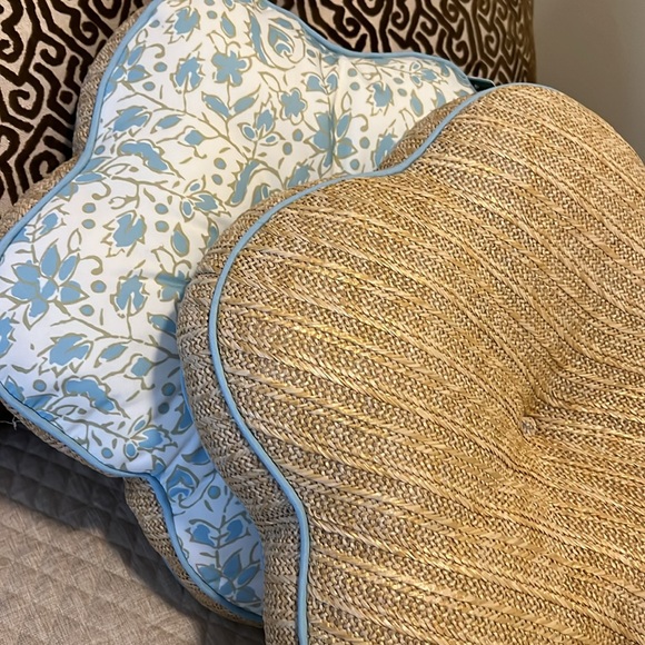 Adorable Flower Pillow w/Center Button, NEW - Picture 6 of 6